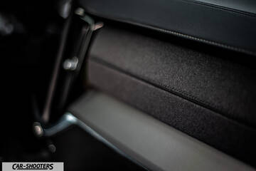 Volvo XC90 2025 – interior, textured dashboard trim close-up