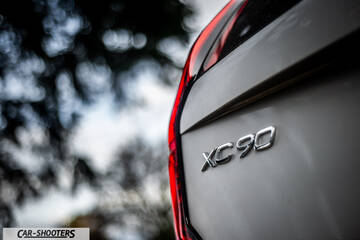 Volvo XC90 2025 – detail, rear badge close-up