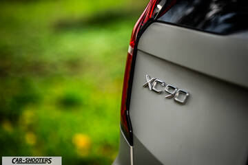 Volvo XC90 2025 – detail, badge close-up against green background