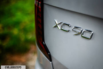 Volvo XC90 2025 – detail, rear badge close-up