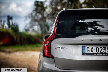 Volvo XC90 2025 – rear view, silver on a country road