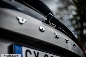Volvo XC90 2025 – detail, rear badge close-up