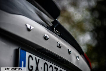 Volvo XC90 2025 – detail, rear badge close-up