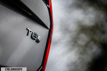 Volvo XC90 2025 – detail, rear badge close-up