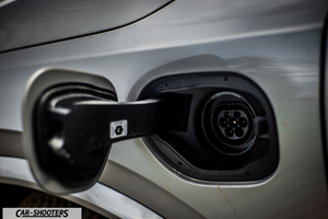 Volvo XC90 2025 – detail, charging port open