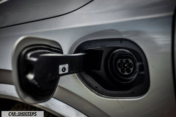 Volvo XC90 2025 – detail, charging port open