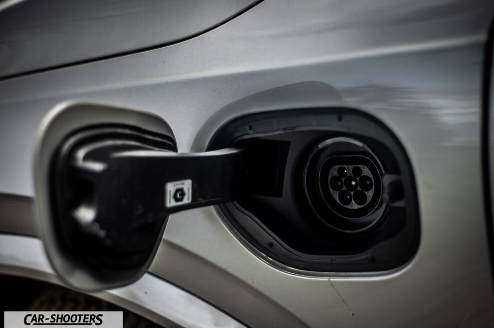 Volvo XC90 2025 – detail, charging port open