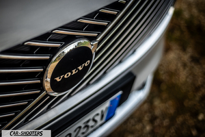Volvo XC90 2025 – detail, grille and emblem close-up