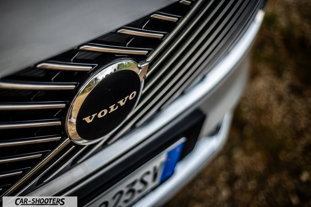 Volvo XC90 2025 – detail, grille and emblem close-up