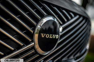 Volvo XC90 2025 – detail, front grille close-up