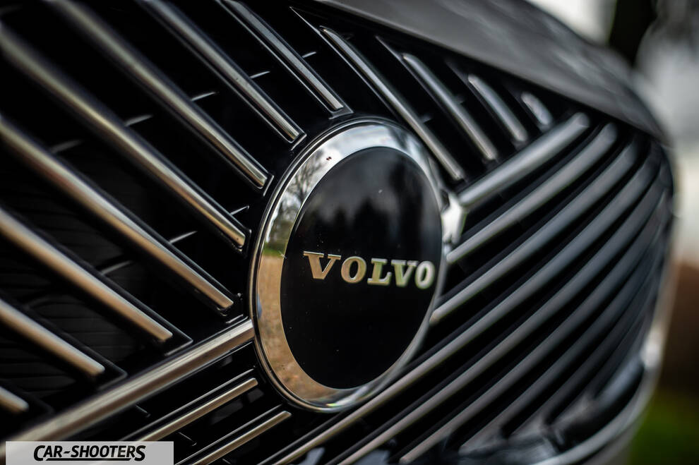 Volvo XC90 2025 – detail, front grille close-up