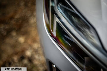 Volvo XC90 2025 – detail, headlight close-up