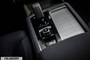 Volvo XC90 2025 – interior, center console shifter and start button