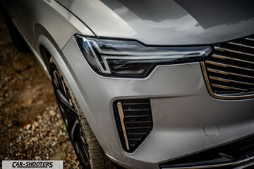 Volvo XC90 2025 – detail, headlight and grille close-up