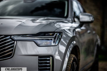 Volvo XC90 2025 – detail, headlight close-up