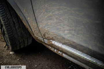 Volvo XC90 2025 – detail, muddy side panel close-up