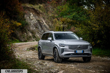 Volvo XC90 2025 – front three-quarter, silver on a country road