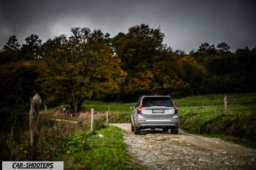 Volvo XC90 2025 – rear view, silver on a country road