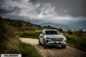 Volvo XC90 2025 – front three-quarter, silver on a country road