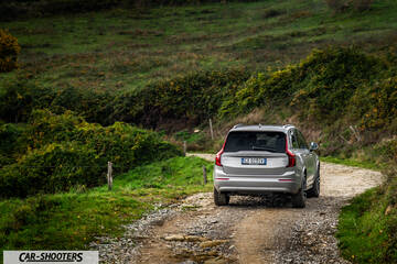 Volvo XC90 2025 – rear view, silver on a country road
