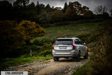 Volvo XC90 2025 – rear three-quarter, silver on a country road