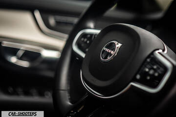 Volvo XC90 2025 – interior, steering wheel close-up