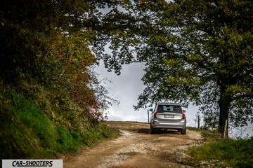 Volvo XC90 2025 – rear view, silver on a country road