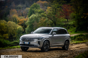 Volvo XC90 2025 – front three-quarter, silver on a country road