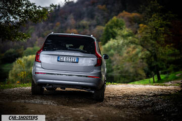 Volvo XC90 2025 – rear view, silver metallic on a dirt road
