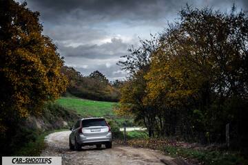 Volvo XC90 2025 – rear view, silver on a country road