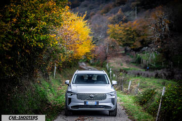 Volvo XC90 2025 – front three-quarter, silver on a country road
