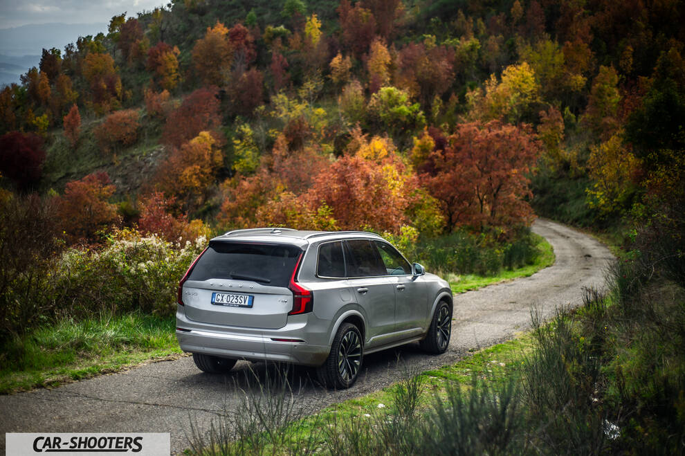 Volvo XC90 2025 – rear three-quarter, silver on a country road