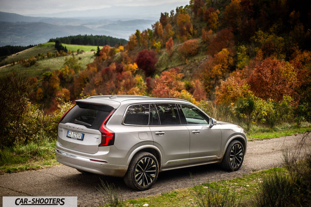 Volvo XC90 2025 – rear three-quarter, silver against a mountain backdrop