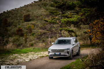 Volvo XC90 2025 – front three-quarter, silver on a country road