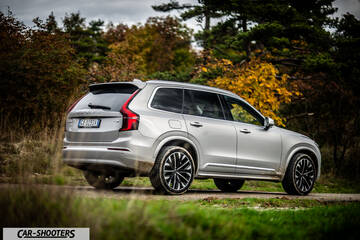 Volvo XC90 2025 – rear three-quarter, silver metallic on a country road
