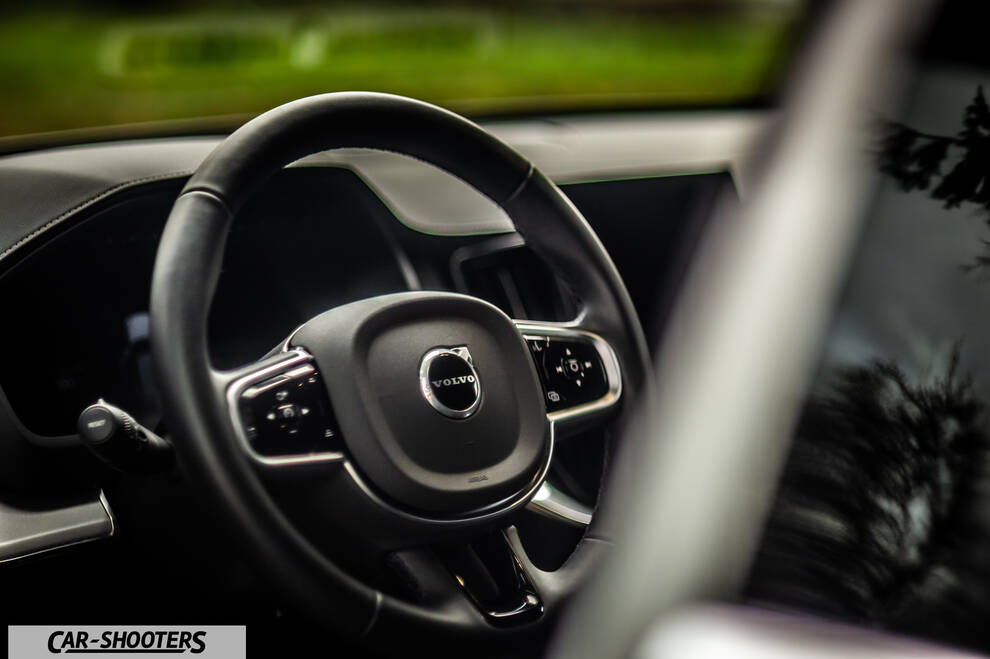 Volvo XC90 2025 – dashboard, leather steering wheel close-up