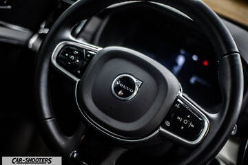 Volvo XC90 2025 – dashboard, leather steering wheel close-up
