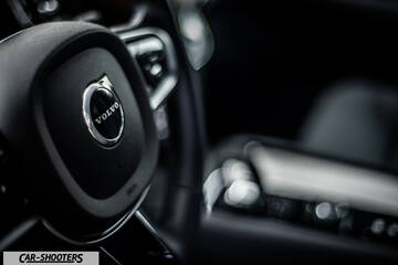 Volvo XC90 2025 – interior, steering wheel close-up