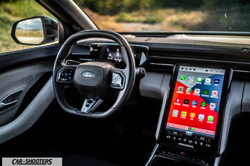 Ford Capri – dashboard, large vertical touchscreen display
