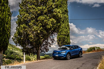 Ford Capri – front three-quarter, blue on a country road