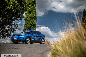 Ford Capri – front three-quarter, blue on a country road