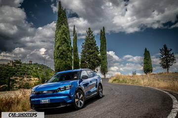 Ford Capri – front three-quarter, blue on a winding country road