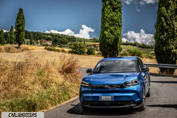 Ford Capri – front three-quarter, blue on a country road