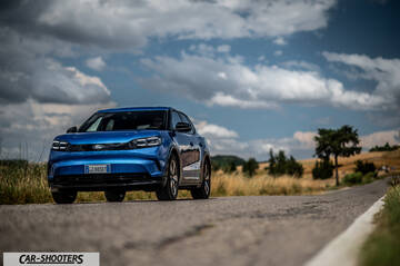 Ford Capri – front three-quarter, blue on a country road