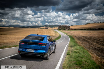 Ford Capri – rear three-quarter, blue on a country road