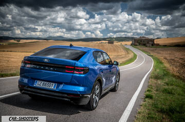 Ford Capri – rear three-quarter, blue on a country road