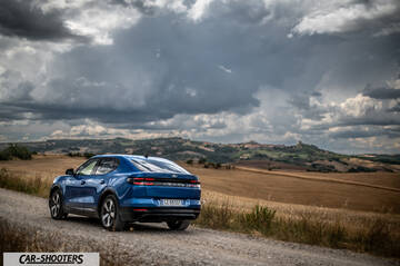 Ford Capri – rear three-quarter, blue on a rural dirt road