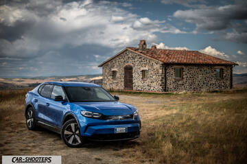 Ford Capri – front three-quarter, blue against a stone house backdrop