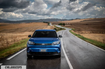 Ford Capri – front three-quarter, blue on a country road