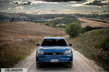 Ford Capri – front three-quarter, blue on a country road